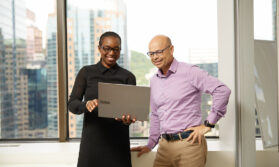 Deux professionnels en recrutement comptabilité et finance discutent d'une opportunité d'emploi à Montréal