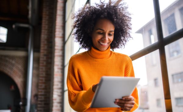 Recrutement TI à Montréal – Équipe technologique au travail | Kenova