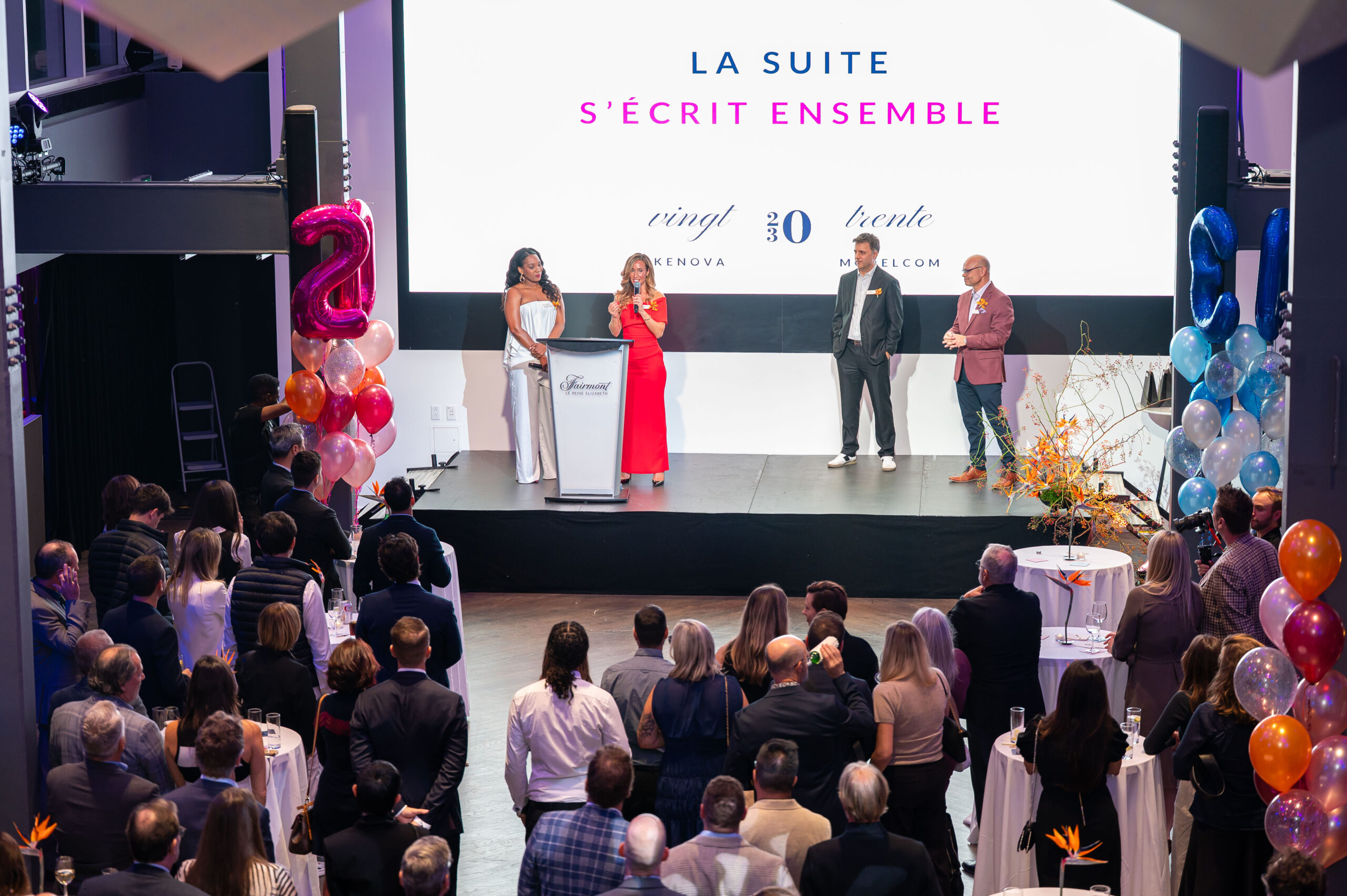 Dirigeantes de Kenova sur scène lors de la soirée des 20 ans au Fairmont Le Reine Elizabeth.